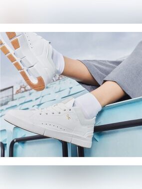 On Running
 The Roger Centre Court Snickers in - White/Gum Size 8